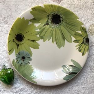 Crate & Barrel Gerber Daisy Buffet Plate made in Italy shades of green